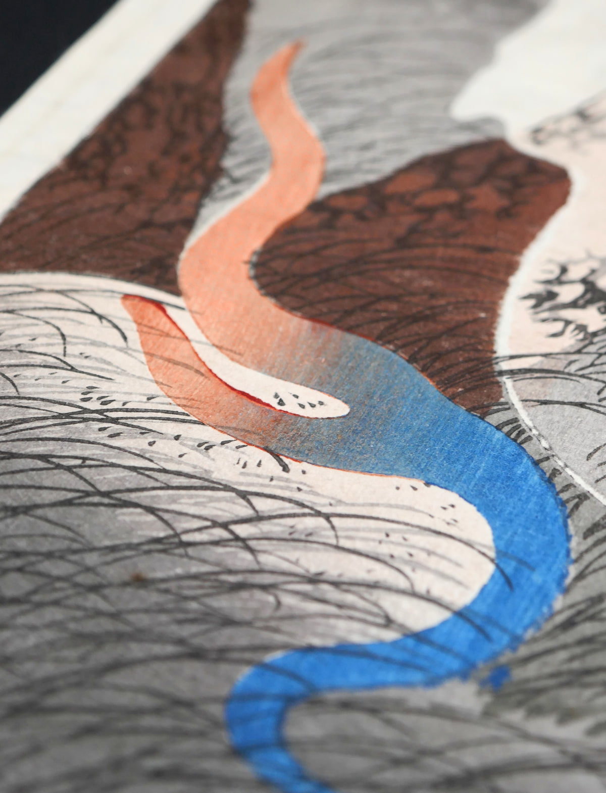 Détail de la traîne spectrale bleue et rouge du fantôme, avec superposition des couleurs de l’impression nishiki-e.