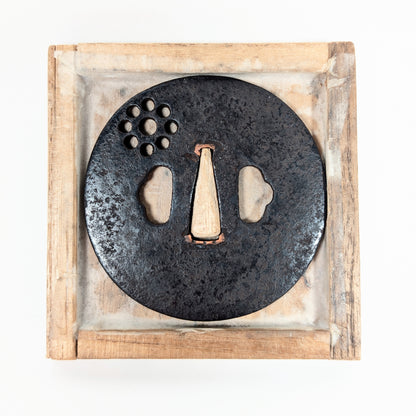 Tsuba antique japonaise Ko-Tōshō présentée dans sa boîte en bois, ancienne garde de sabre en fer à motif Kuyō.