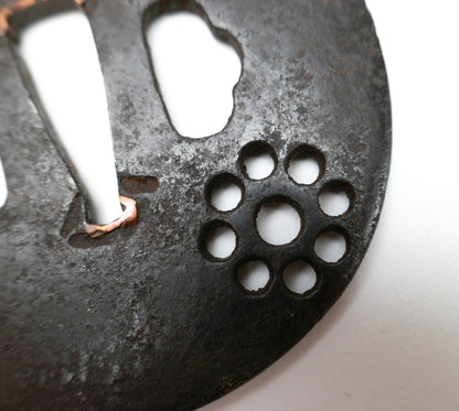 Tsuba japonaise antique en fer attribuée à la tradition Ko-Tōshō, avec motif Kuyō ajouré en ko-sukashi et sekigane en cuivre.
