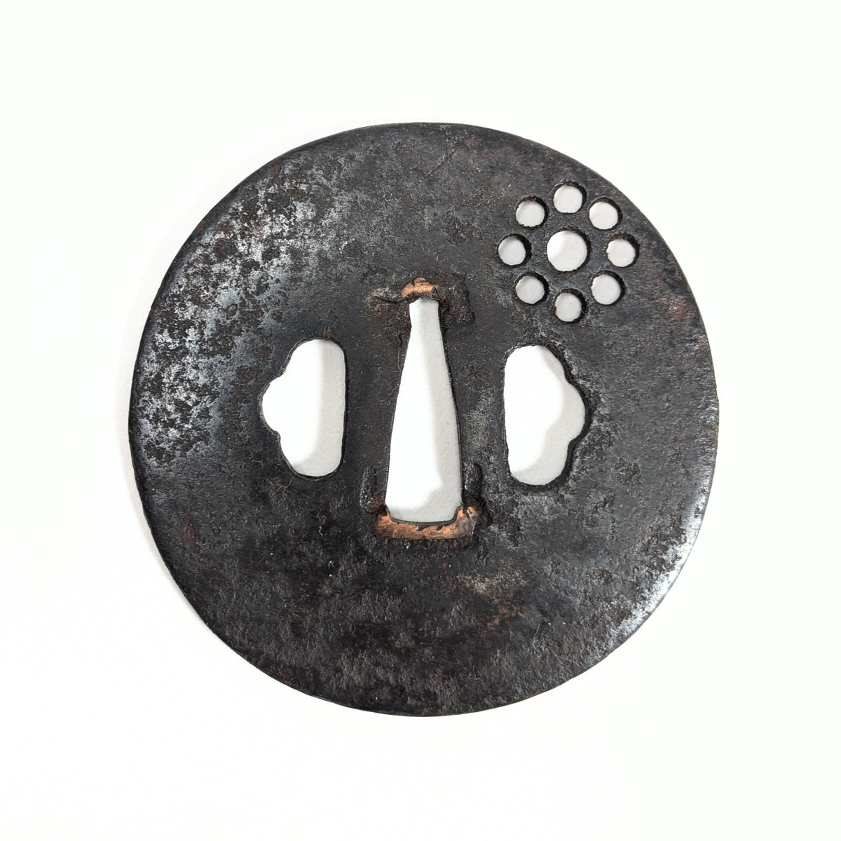 Profil d’une tsuba Ko-Tōshō ancienne en fer, garde de sabre japonais authentique à patine ancienne.