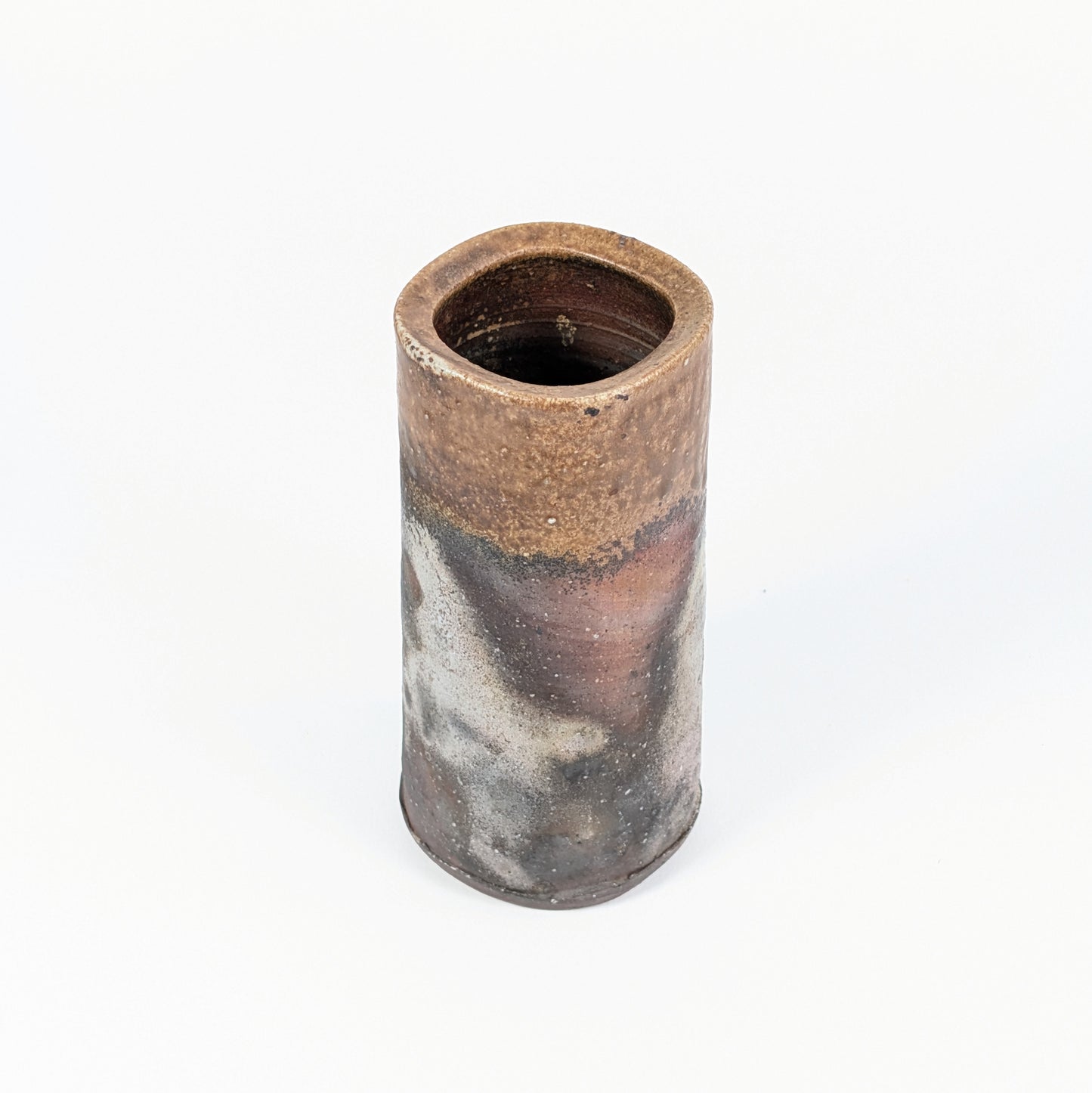 Vue en plongée du tsutsu-hanaire Bizen montrant son ouverture irrégulière et sa surface de cuisson au bois