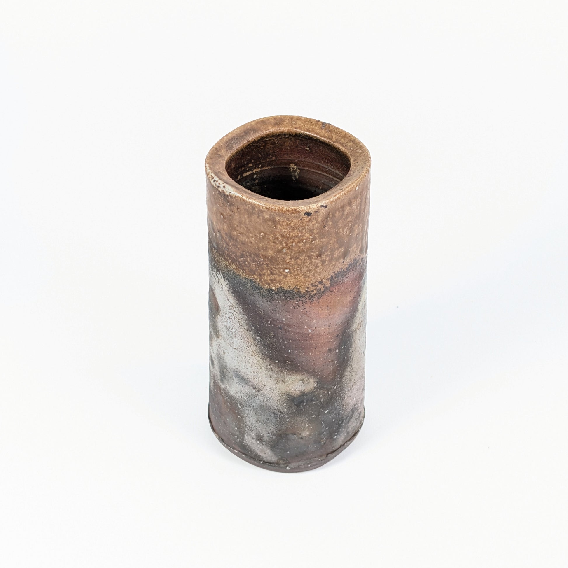 Vue en plongée du tsutsu-hanaire Bizen montrant son ouverture irrégulière et sa surface de cuisson au bois