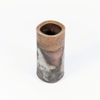 Vue en plongée du tsutsu-hanaire Bizen montrant son ouverture irrégulière et sa surface de cuisson au bois