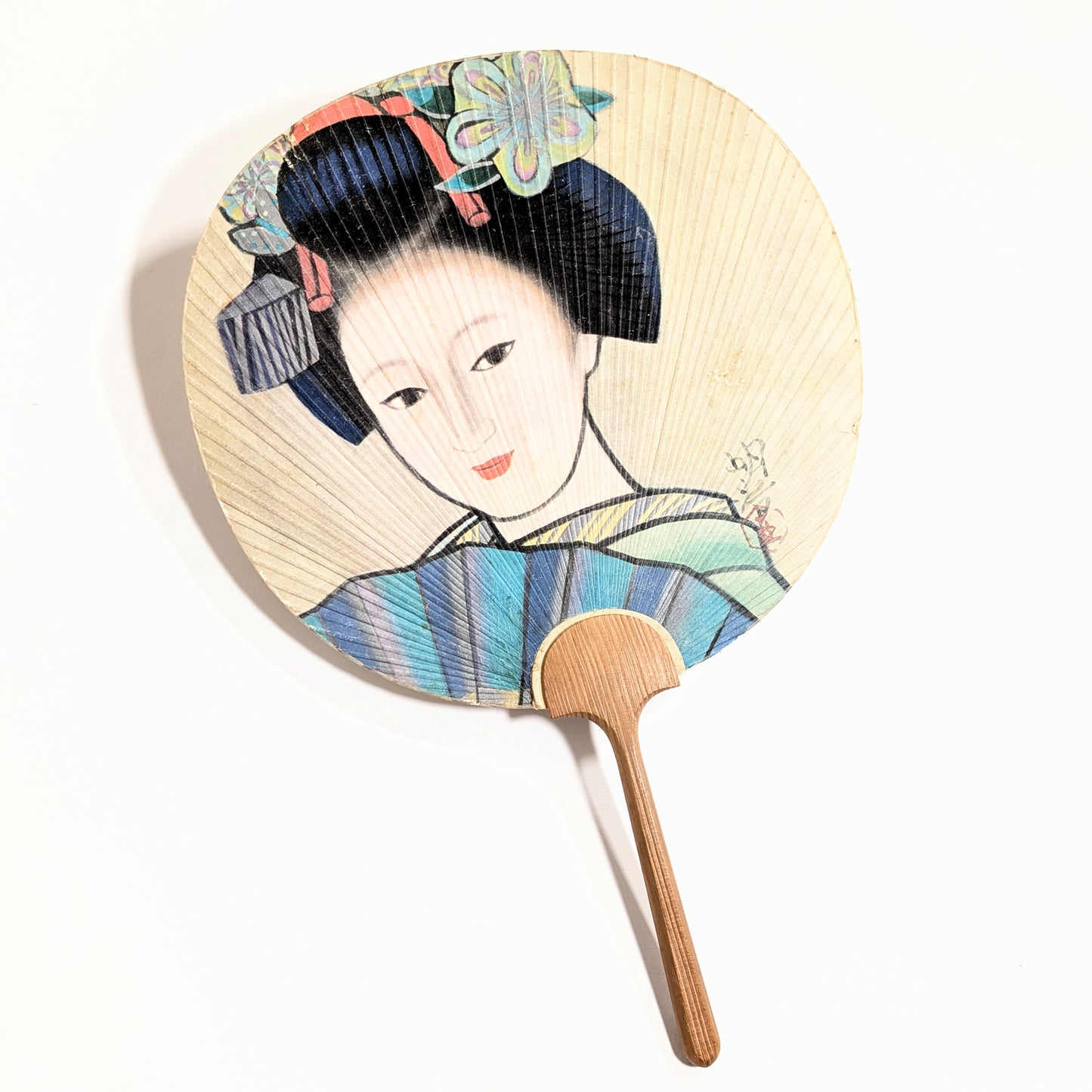 Éventail uchiwa japonais ancien Mitsukoshi avec femme en kimono bleu tenant un sensu, objet décoratif vintage du Japon