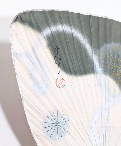 Calligraphie japonaise, cachet rouge et motif hanabi bleu sur un éventail uchiwa ancien.