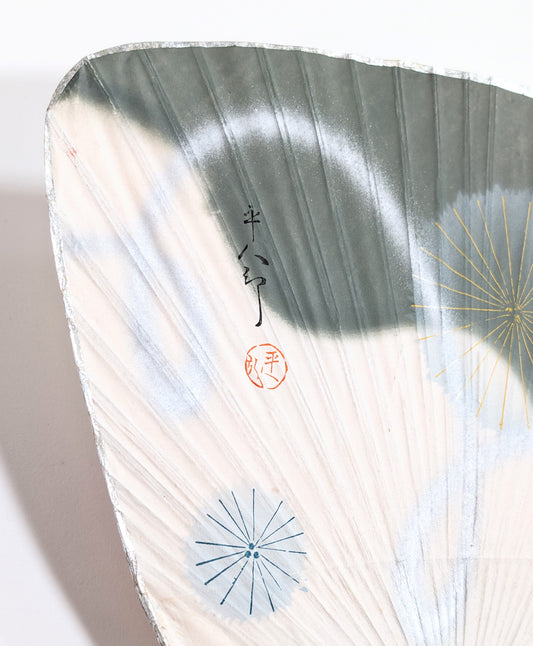 Calligraphie japonaise, cachet rouge et motif hanabi bleu sur un éventail uchiwa ancien.
