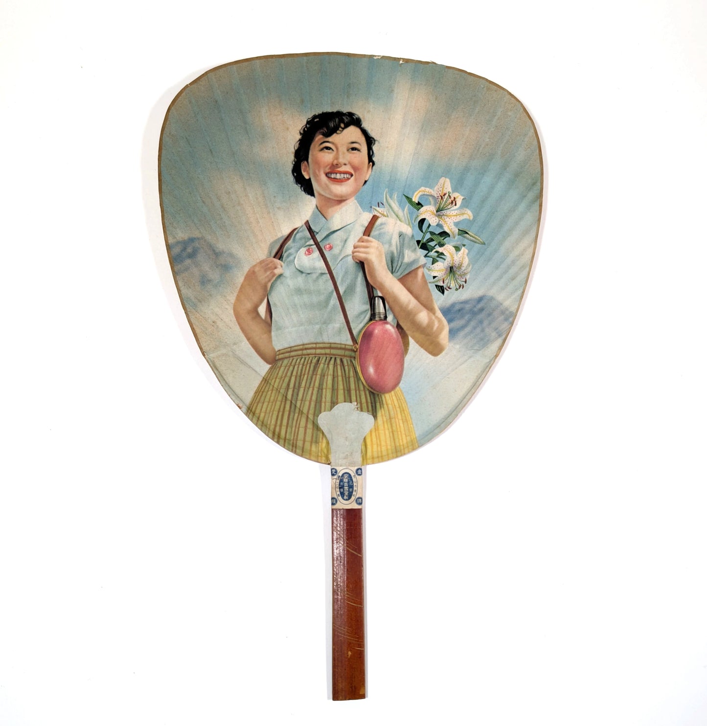 éventail uchiwa japonais publicitaire de l’ère Shōwa représentant une femme souriante dans un paysage estival, Japon années 1950