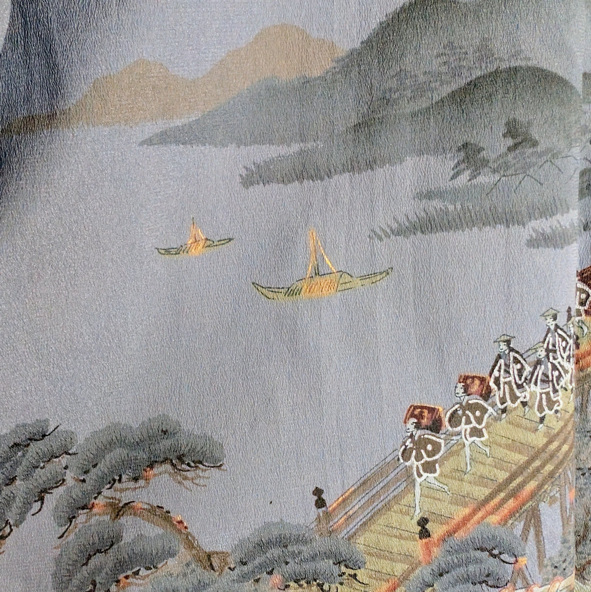 Détail de la doublure d’un haori japonais illustrant une scène fluviale avec bateaux traditionnels dans un paysage japonais ancien