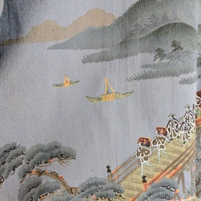 Détail de la doublure d’un haori japonais illustrant une scène fluviale avec bateaux traditionnels dans un paysage japonais ancien