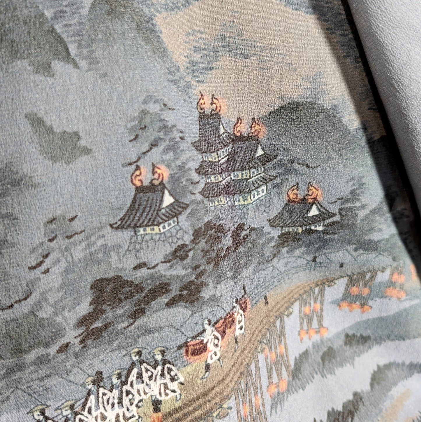 Détail de la doublure ukiyo-e d’un haori japonais représentant un château japonais traditionnel dans un paysage montagneux