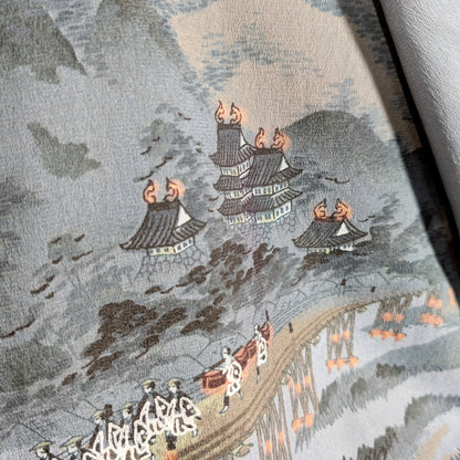 Détail de la doublure ukiyo-e d’un haori japonais représentant un château japonais traditionnel dans un paysage montagneux