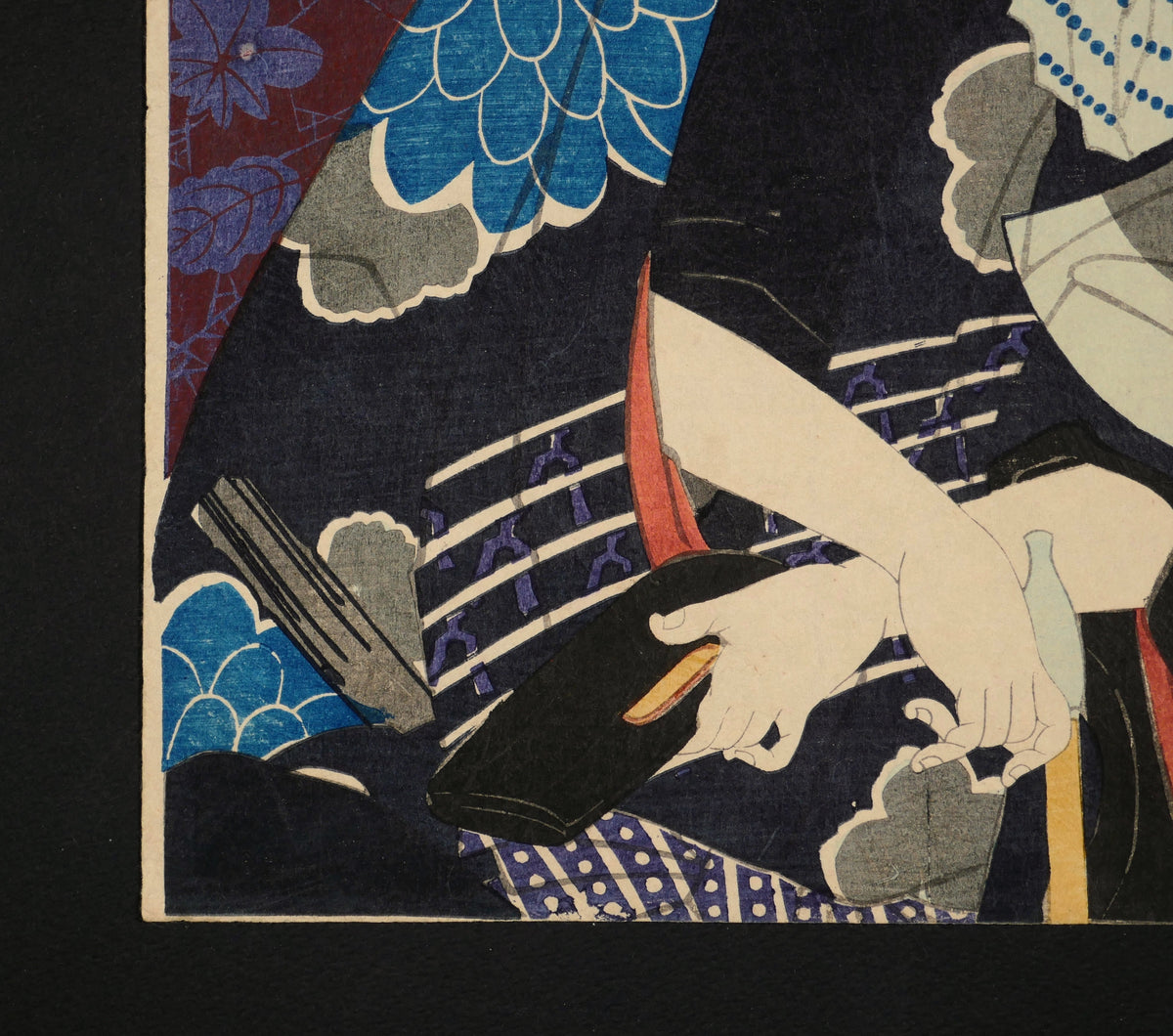 Détail des mains et du costume traditionnel japonais dans une estampe ukiyo-e de Toyohara Kunichika.