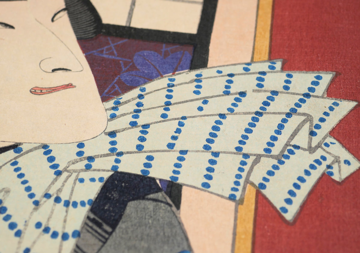 Détail de l'écharpe shibori blanche à motifs bleus portée par Orochimaru dans cette estampe ukiyo-e ancienne.