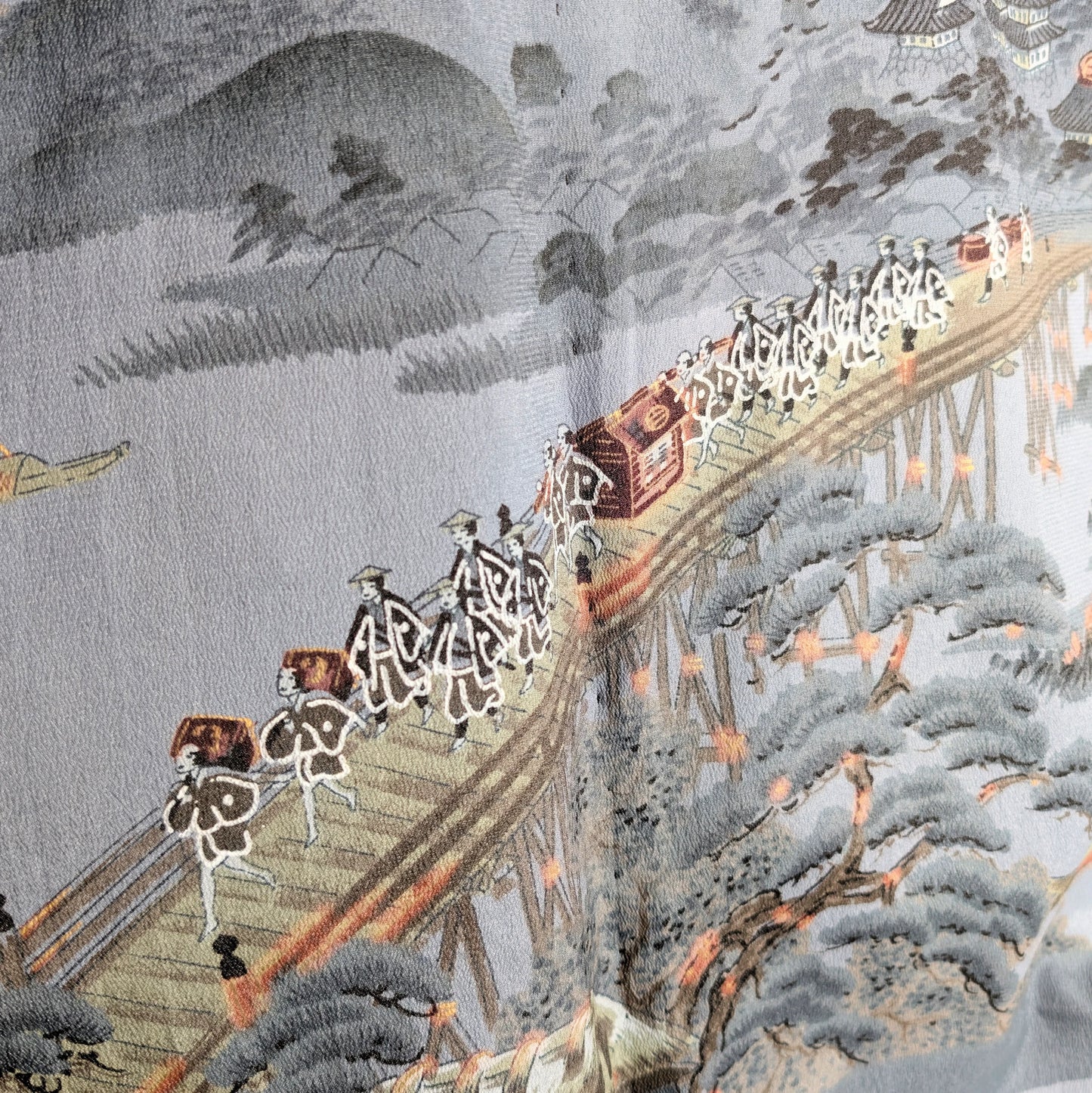 Scène ukiyo-e détaillée sur la doublure d’un haori japonais ancien montrant une procession traversant un pont japonais traditionnel