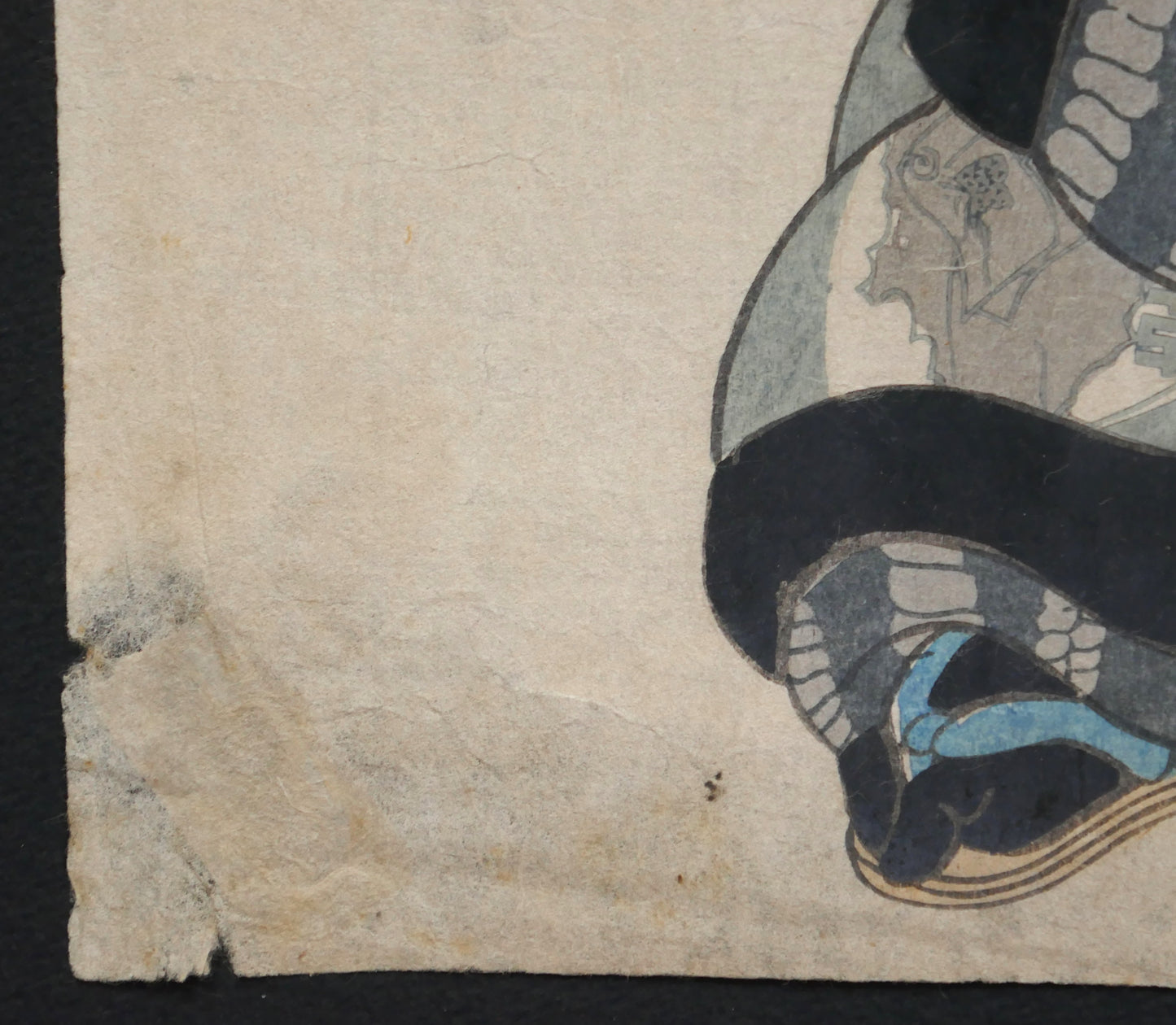 Détail d’une estampe ukiyo-e de Kunisada montrant un acteur kabuki tenant un sabre dans un costume de théâtre Edo