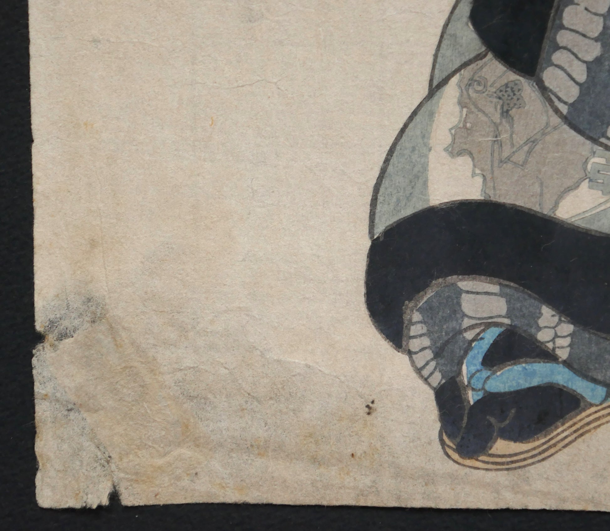 Détail d’une estampe ukiyo-e de Kunisada montrant un acteur kabuki tenant un sabre dans un costume de théâtre Edo