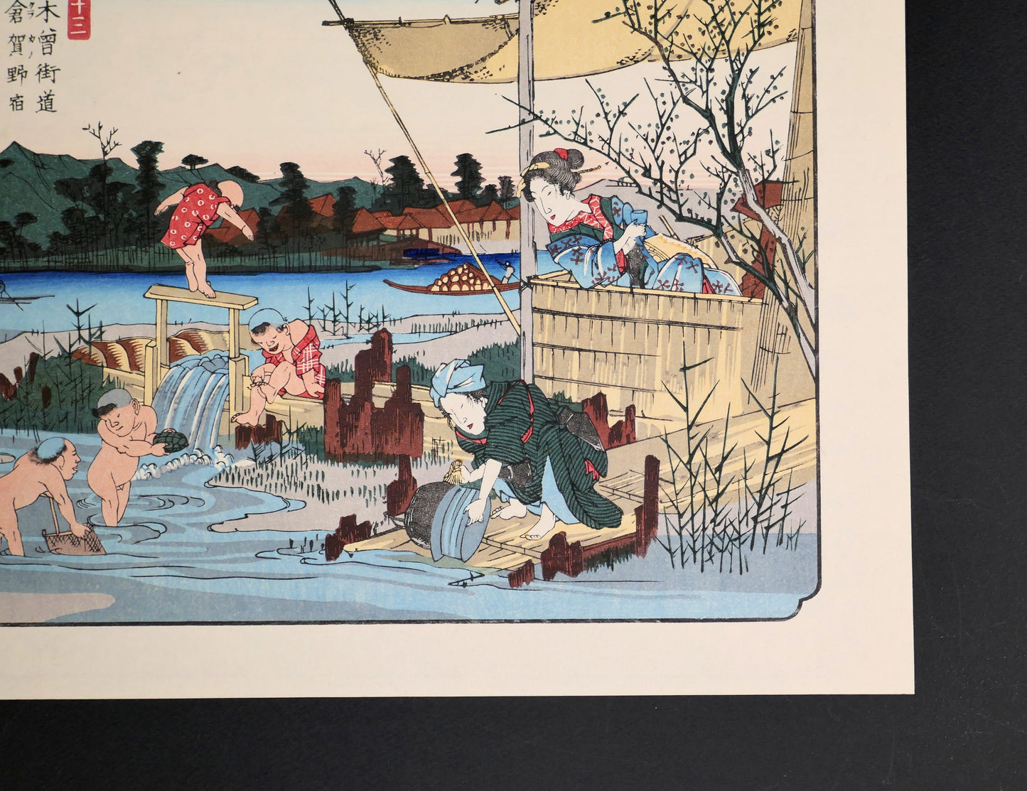 Scène fluviale japonaise avec femme en kimono, enfants et rivière Karasu, détail ukiyo-e de Kuragano par Keisai Eisen