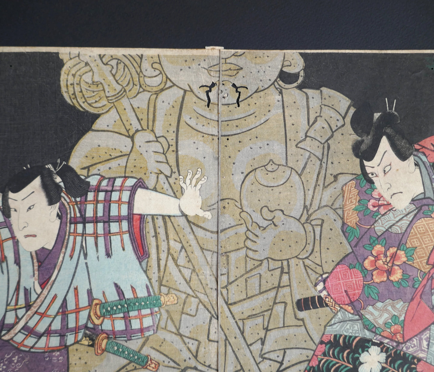 Diptyque kabuki de Kunisada (Toyokuni III), deux acteurs samouraïs devant une statue bouddhique, scène de théâtre Edo, 1859.