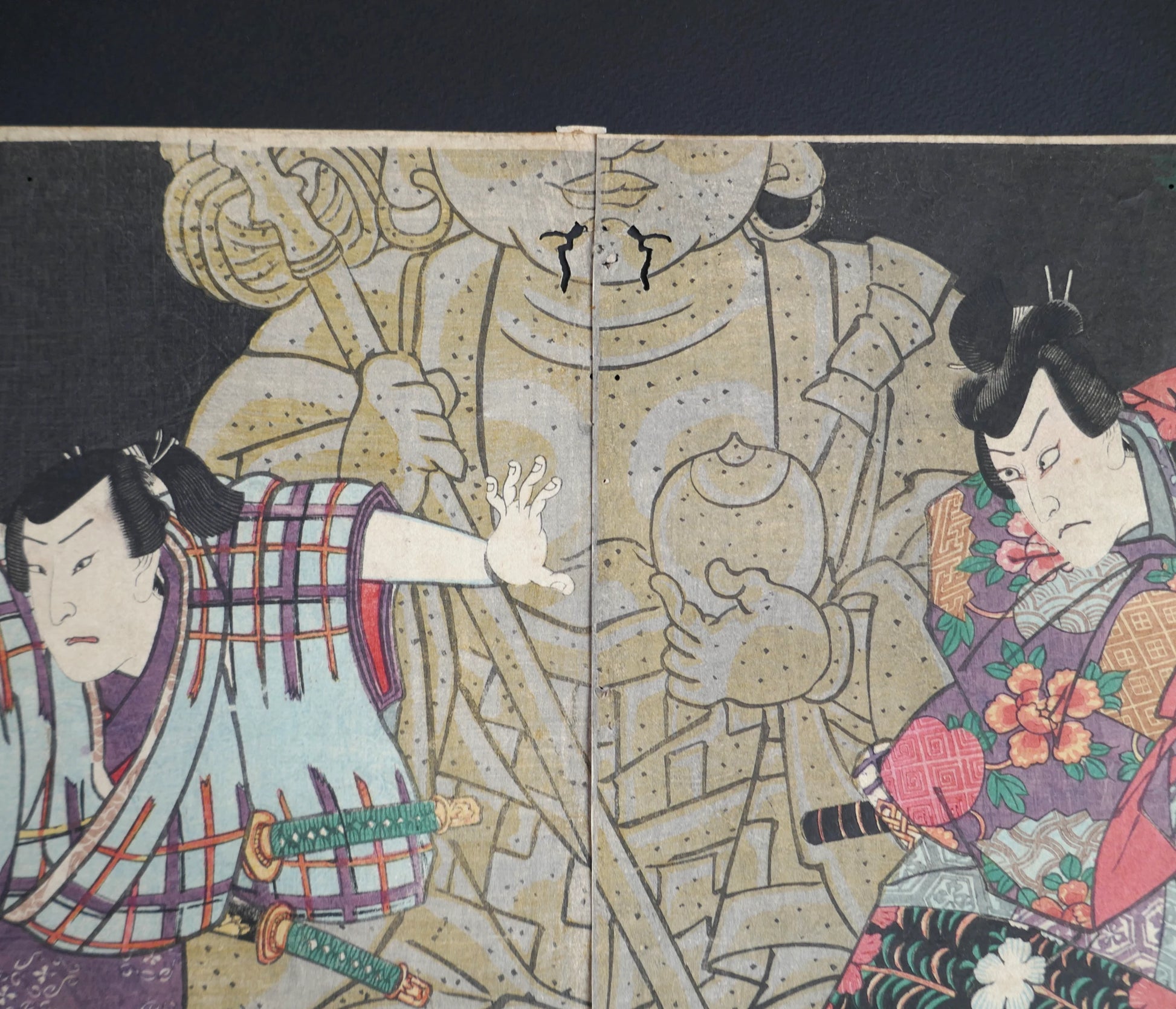 Diptyque kabuki de Kunisada (Toyokuni III), deux acteurs samouraïs devant une statue bouddhique, scène de théâtre Edo, 1859.