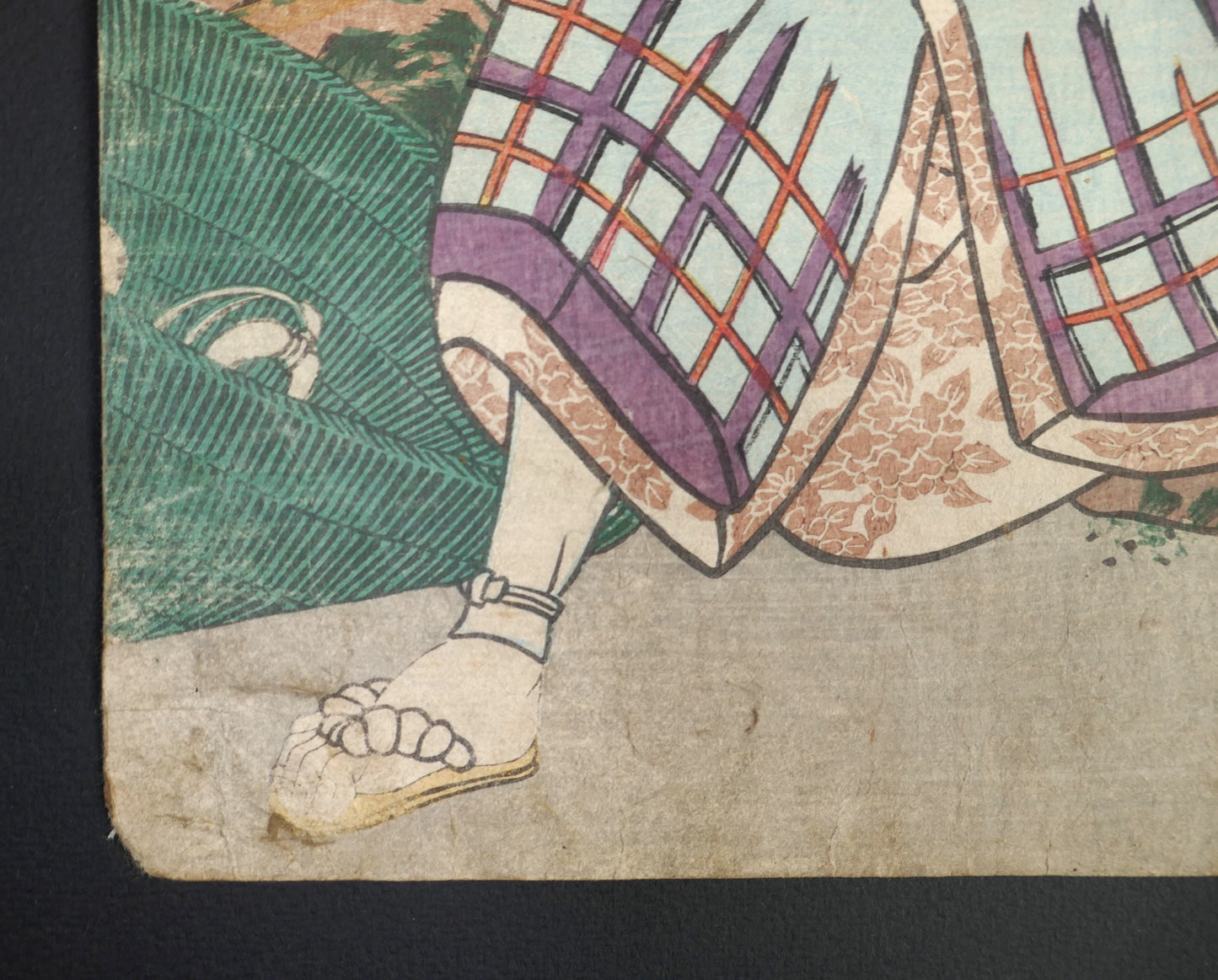 Détail de la partie inférieure du diptyque Toyokuni III Kunisada, montrant les pieds et la texture du papier, époque Edo tardive.