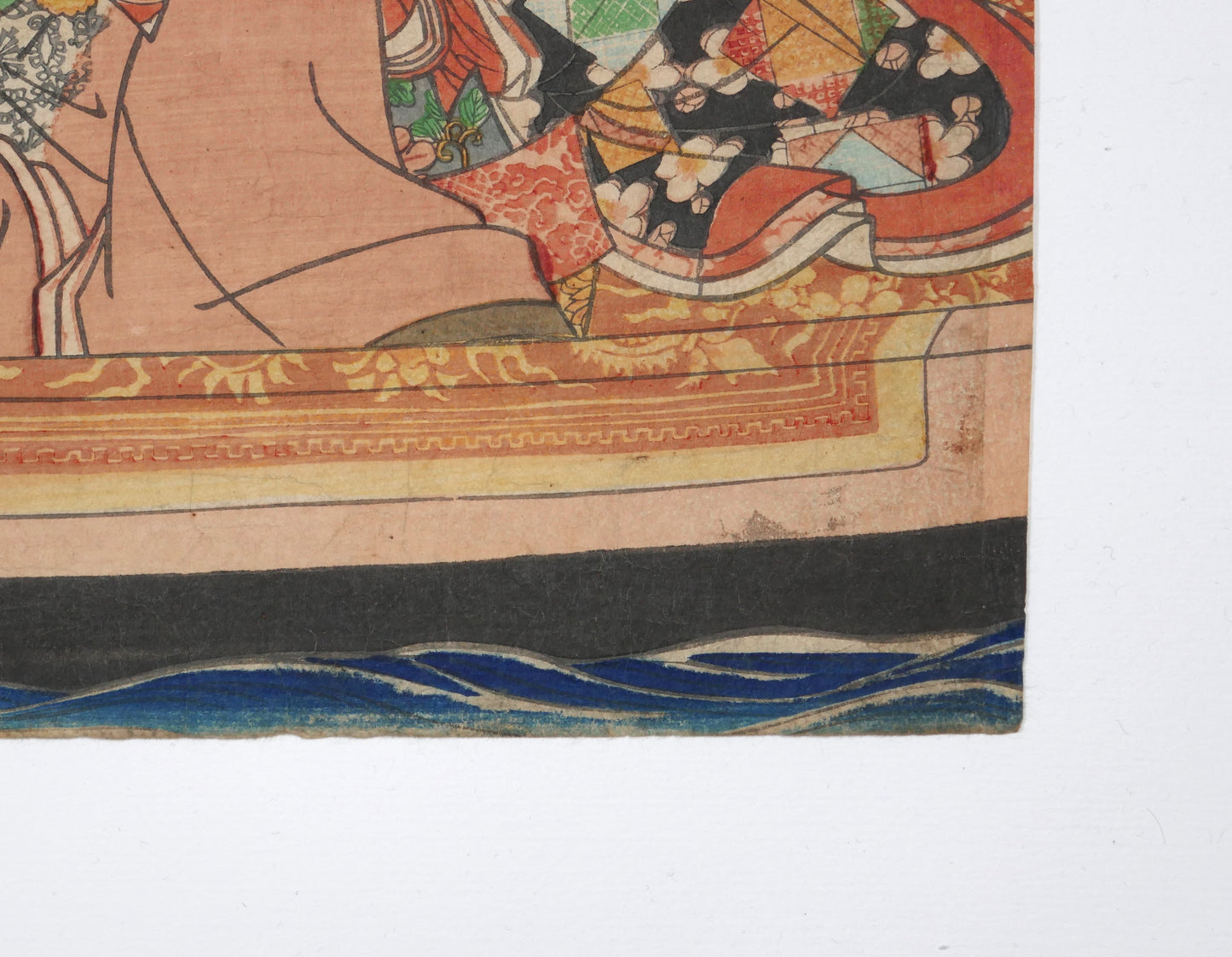 Détail des vagues et de la coque du bateau dans une estampe japonaise ancienne de Yoshitora scène de hanami