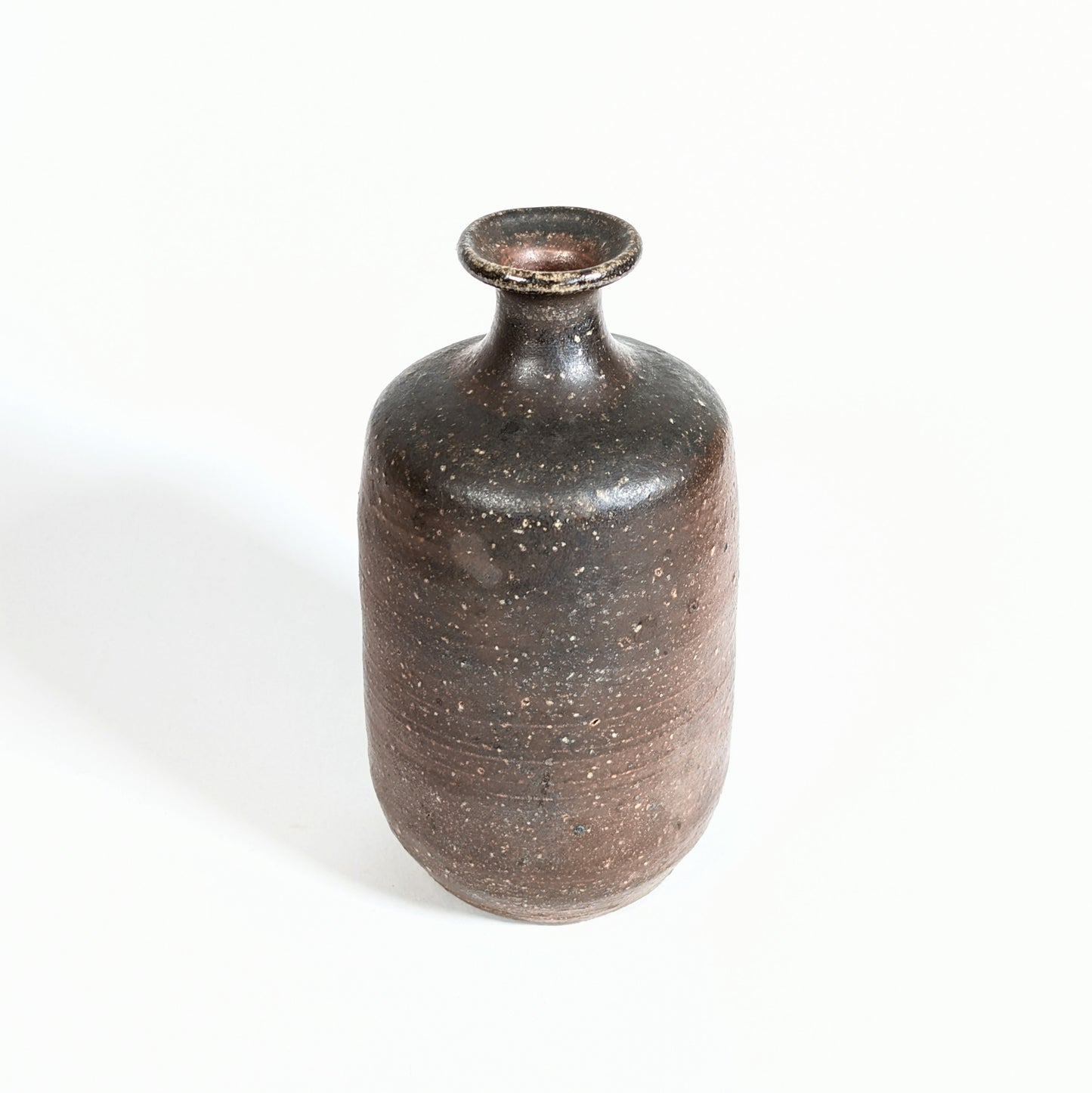 Grande bouteille à sake ou vase tokkuri-gata japonais en grès Bizen-yaki, pièce de décoration minimaliste et wabi-sabi