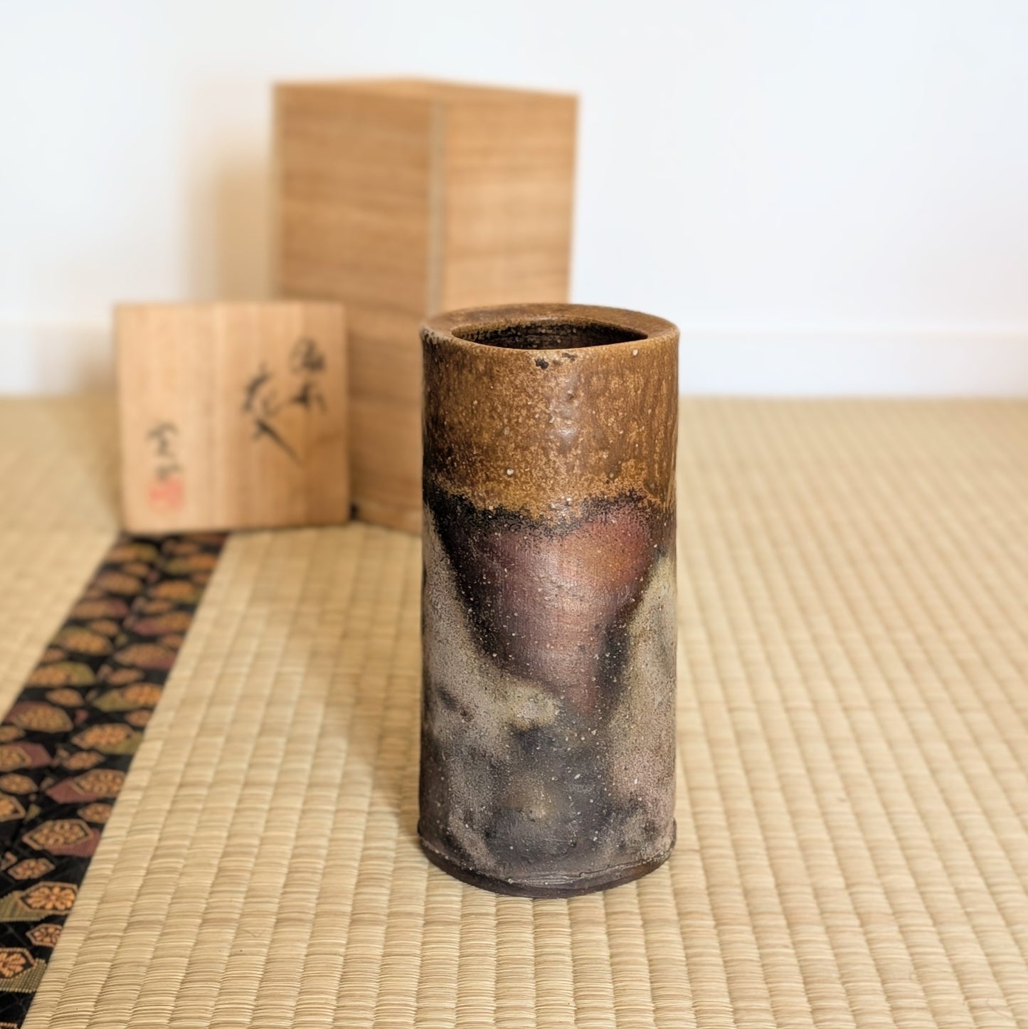 Vase ikebana japonais en Bizen-yaki présenté sur tatami avec sa boîte en bois d’origine