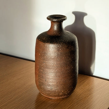 Grand vase Dai-tokkuri Bizen-yaki en situation, décoration japonaise wabi-sabi pour intérieur zen