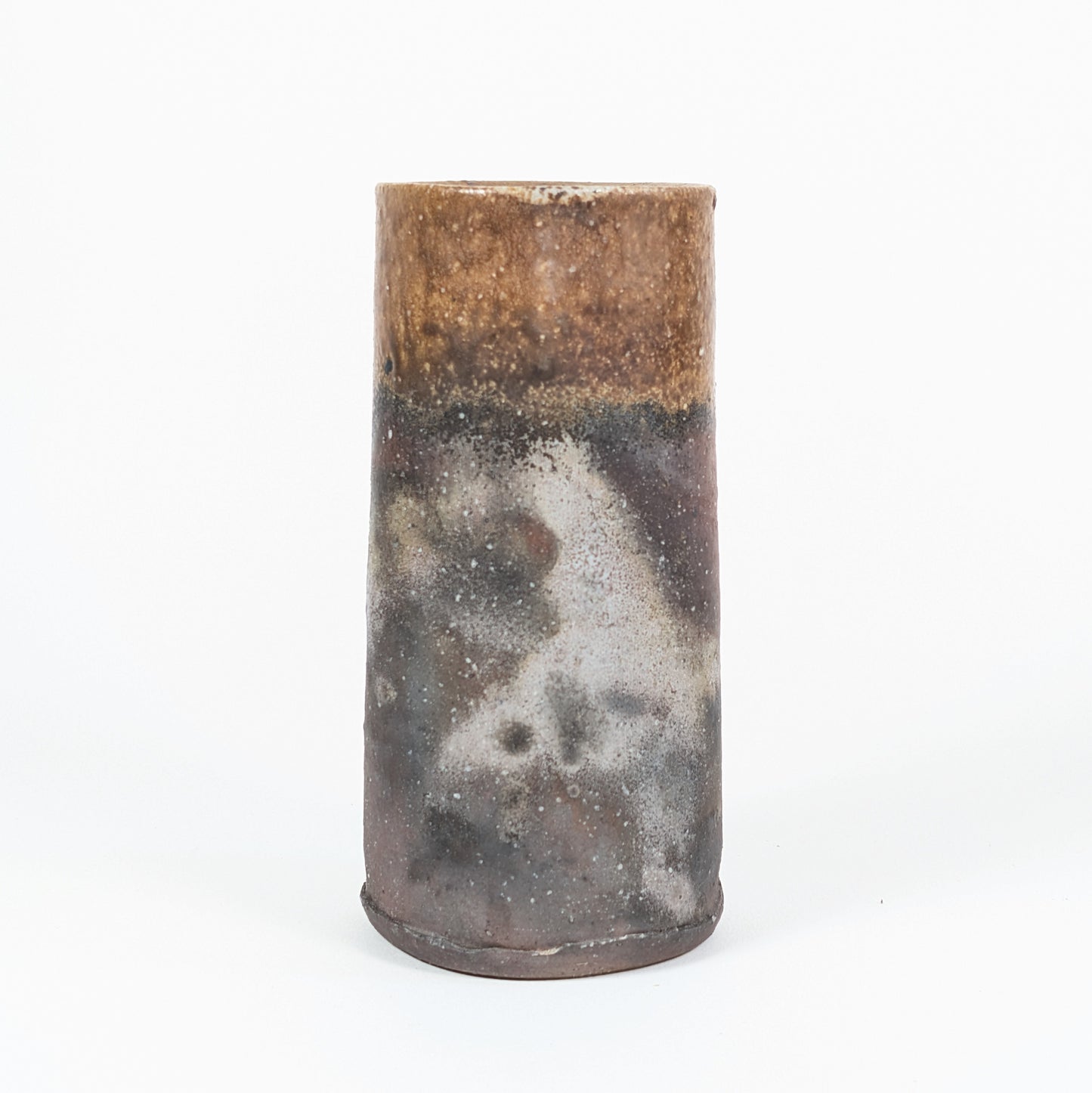 Revers du vase japonais en grès de Bizen, avec nuances gris-noir, brun rouge et effets yōhen de cuisson