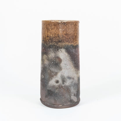 Revers du vase japonais en grès de Bizen, avec nuances gris-noir, brun rouge et effets yōhen de cuisson