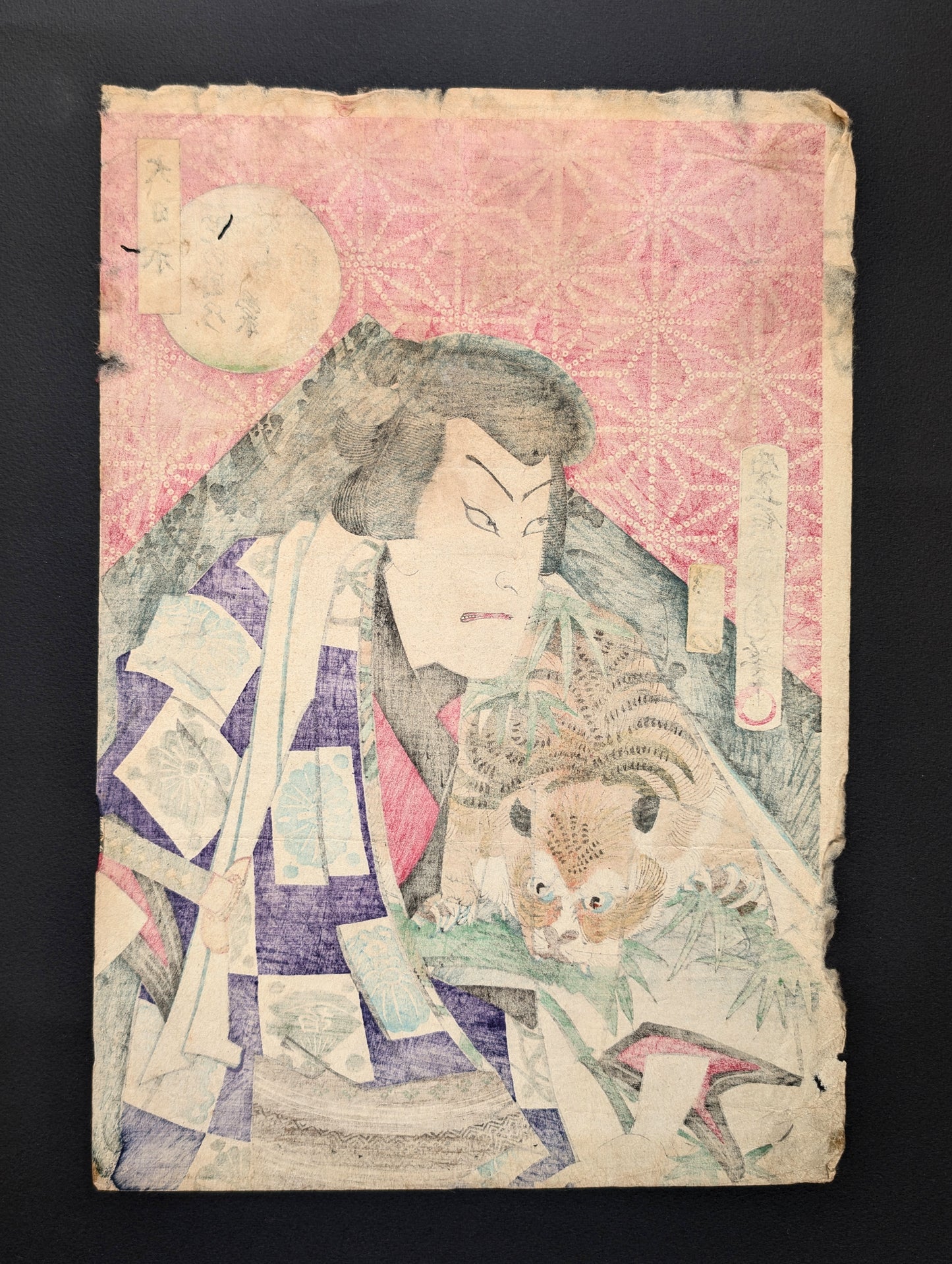 Verso d’une estampe japonaise ukiyo-e authentique, papier washi ancien laissant apparaître la transparence des pigments et l’usure du temps, période Meiji.