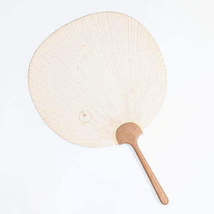 Dos d’un éventail uchiwa japonais Mitsukoshi avec sceau rouge 三越, structure rayonnante et manche en bois