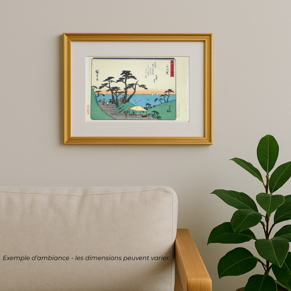 mise en scene de l'estampe de hiroshige du tokaido version kyoka station 53 dans un cadre doré dans un salon moderne zen