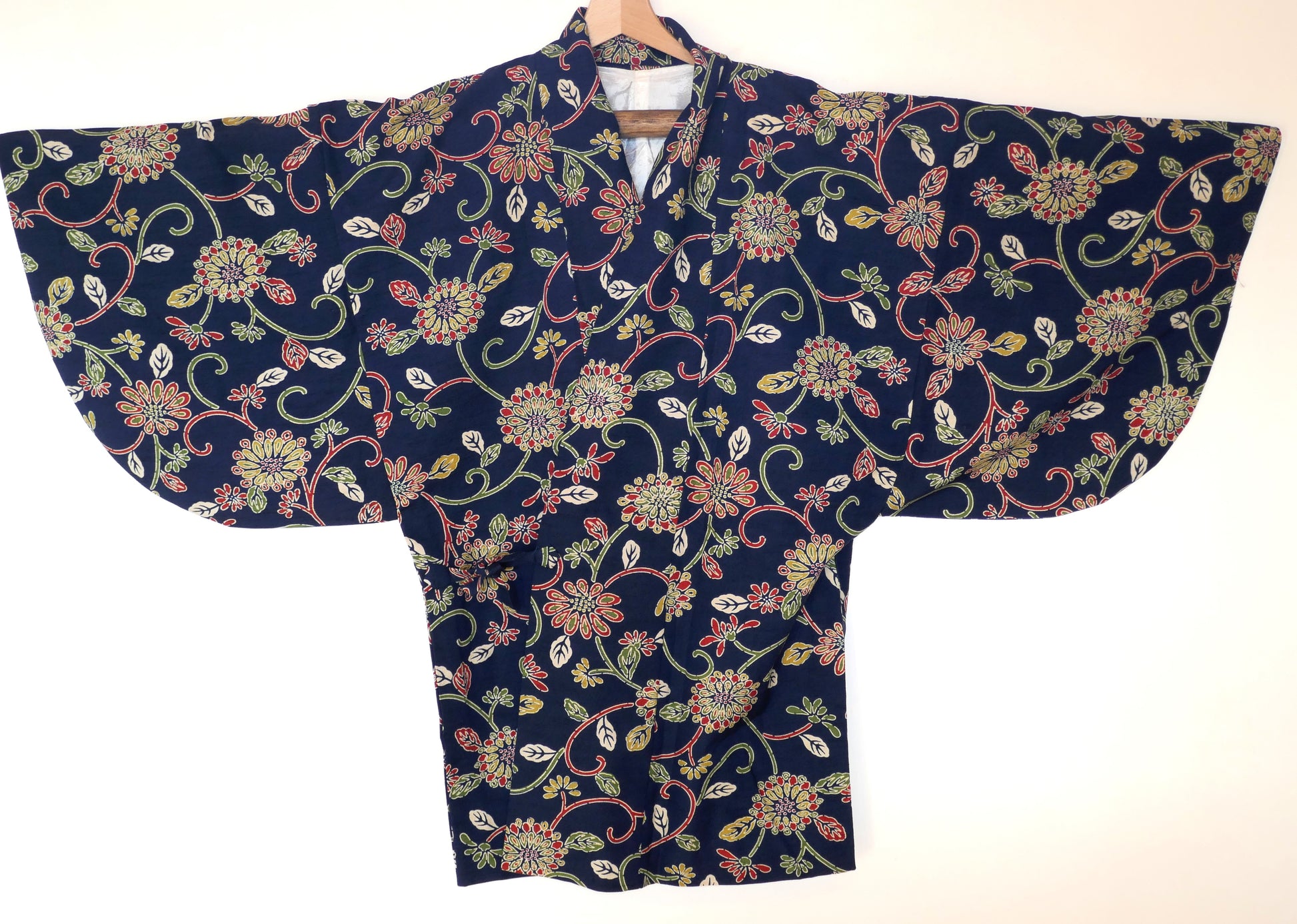 vue de face dochugi kogedo attaché veste de style kimono