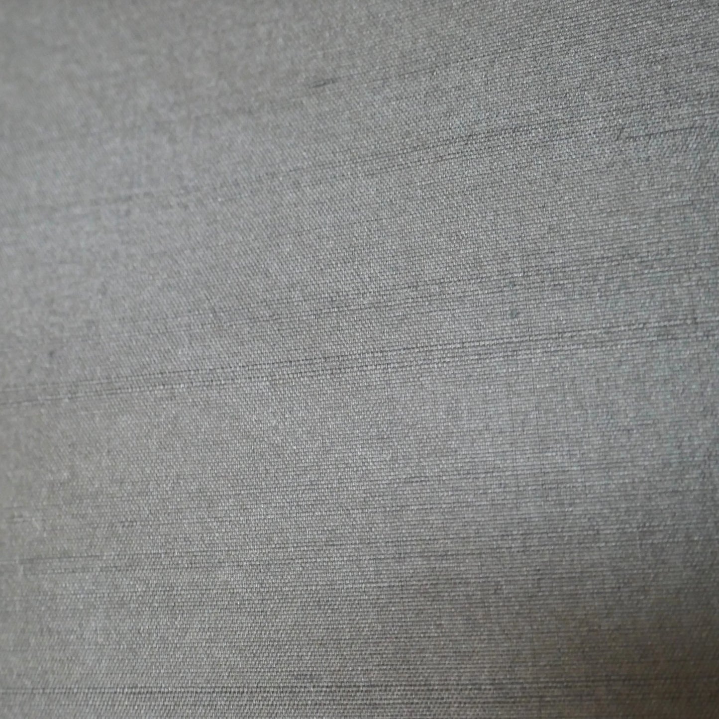 Zoom sur la matière texturée en soie d’une veste haori japonaise pour homme