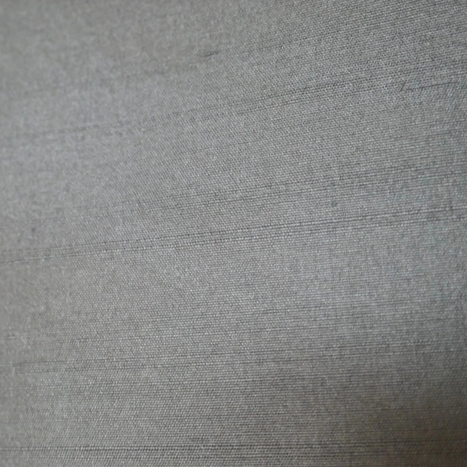 Zoom sur la matière texturée en soie d’une veste haori japonaise pour homme