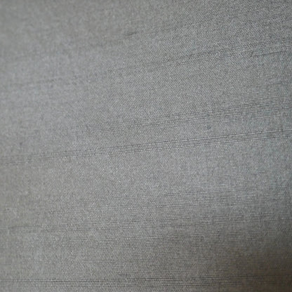 Zoom sur la matière texturée en soie d’une veste haori japonaise pour homme