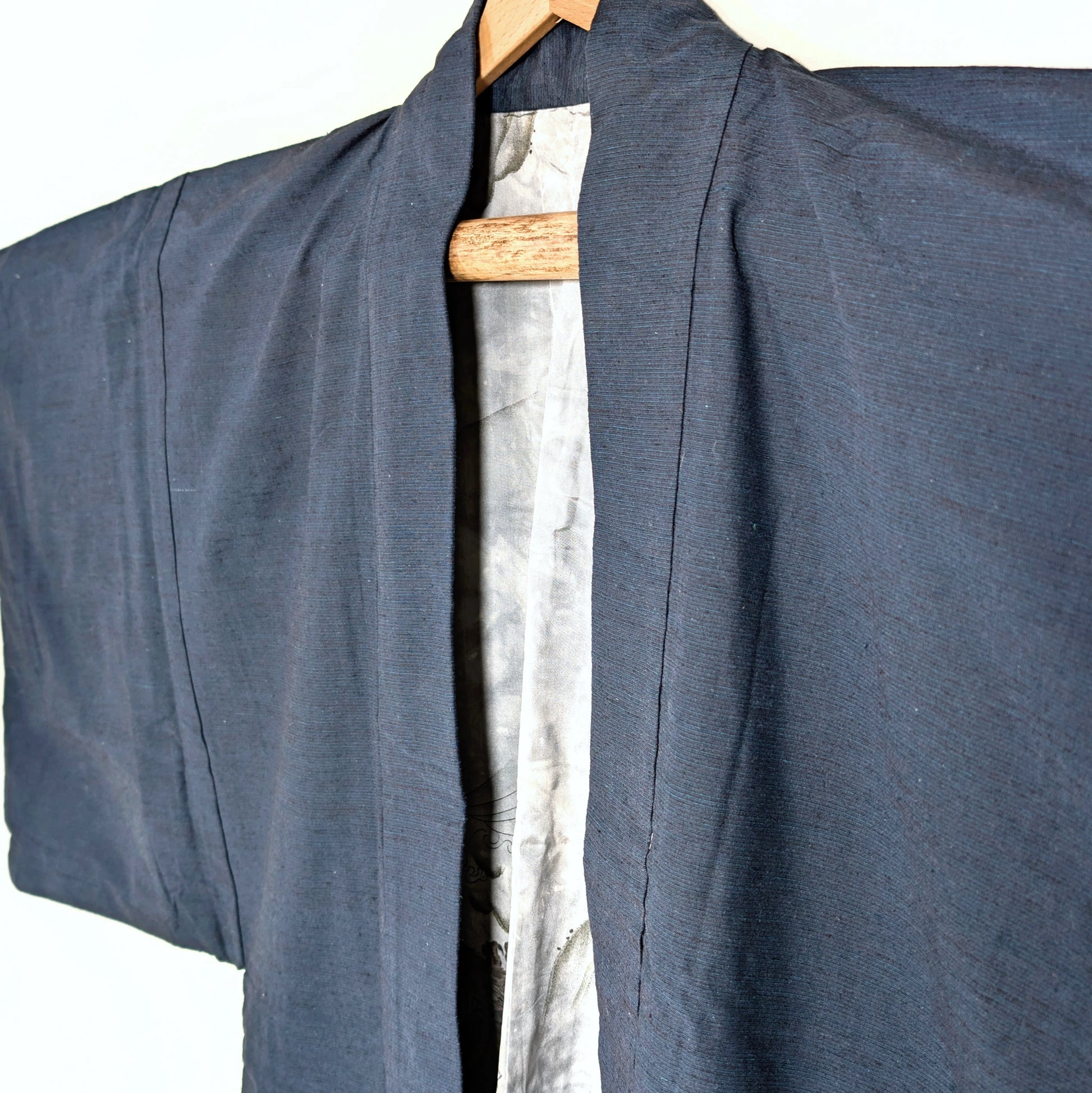 Veste haori japonaise vintage pour homme, coupe traditionnelle et silhouette structurée, soie et coton bleu et doublure en soie motifs phoenix