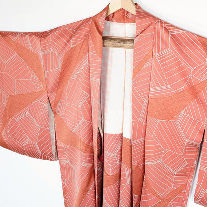 Haori japonais traditionnel rose saumon avec motif seigaiha et lignes graphiques modernes