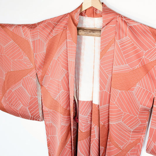 Haori japonais traditionnel rose saumon avec motif seigaiha et lignes graphiques modernes