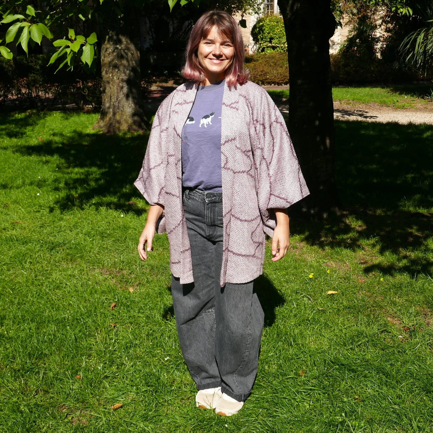 Veste japonaise type kimono portée par une femme, haori vintage en soie lavande avec motif shibori traditionnel