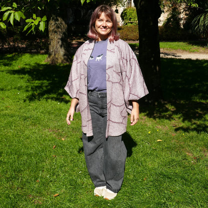 Veste japonaise type kimono portée par une femme, haori vintage en soie lavande avec motif shibori traditionnel