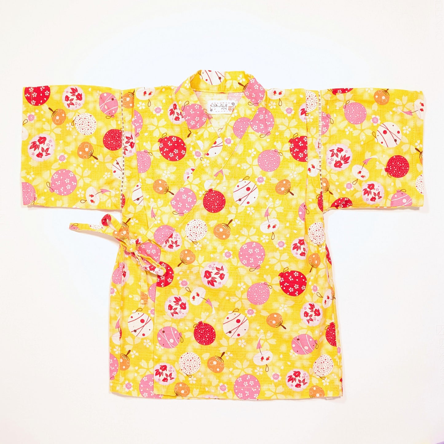 Veste croisée de jinbei enfant jaune, motifs uchiwa, fūrin et poi du jeu japonais kingyo-sukui.