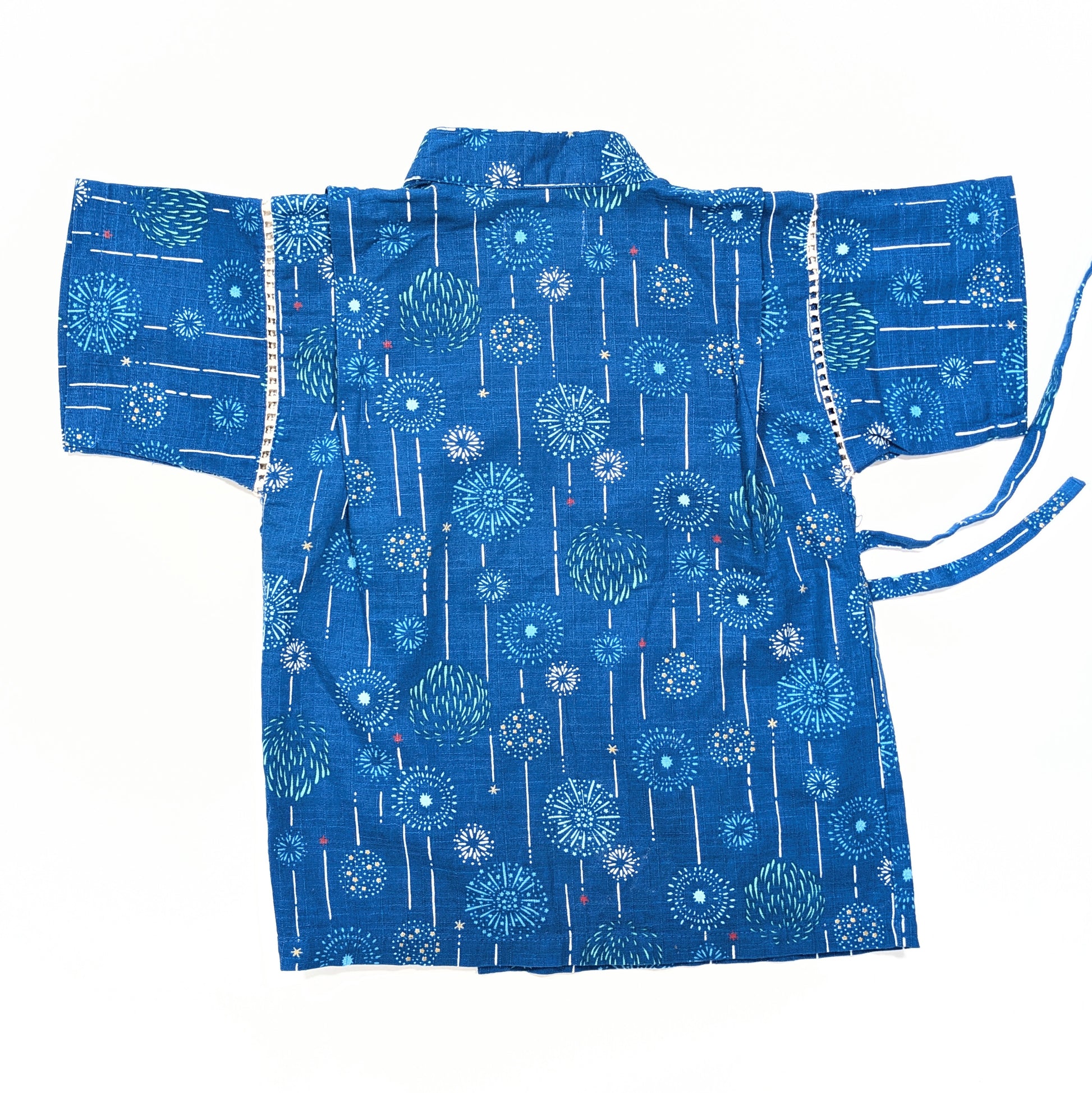 Veste de jinbei japonais enfant vue de dos, coton bleu à motifs hanabi pour matsuri d’été.