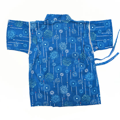 Veste de jinbei japonais enfant vue de dos, coton bleu à motifs hanabi pour matsuri d’été.