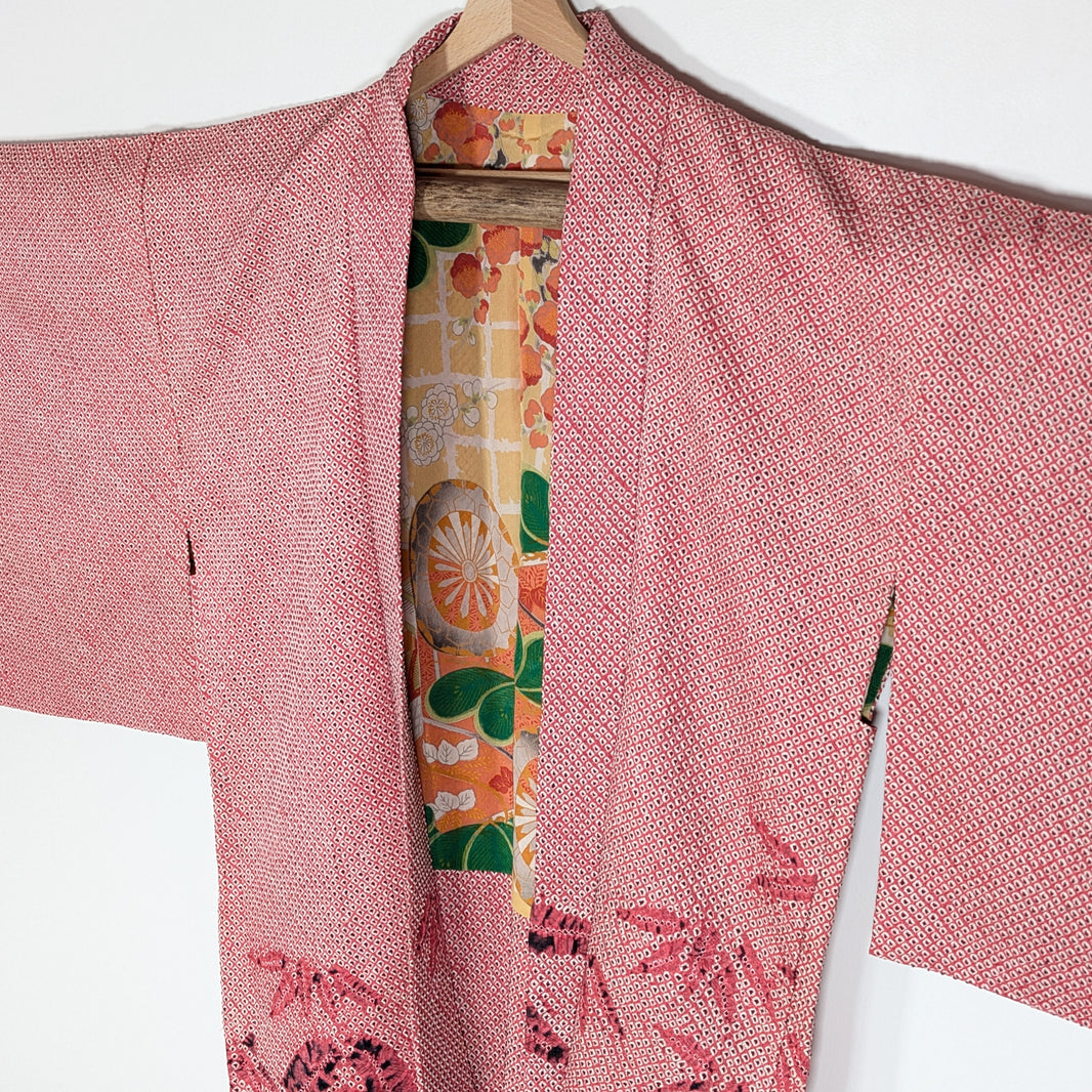 Veste kimono japonaise pour femme, haori vintage rose en shibori, avec manches traditionnelles et doublure à motifs japonais colorés.