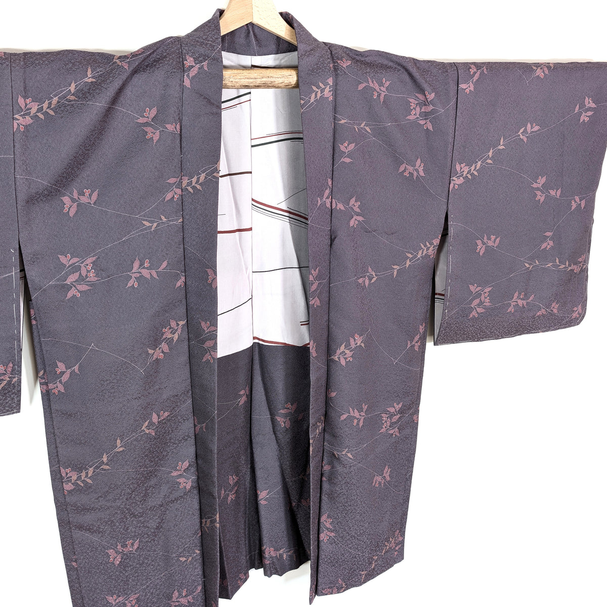 Veste kimono japonaise haori en soie violette à motif végétal nanten rose