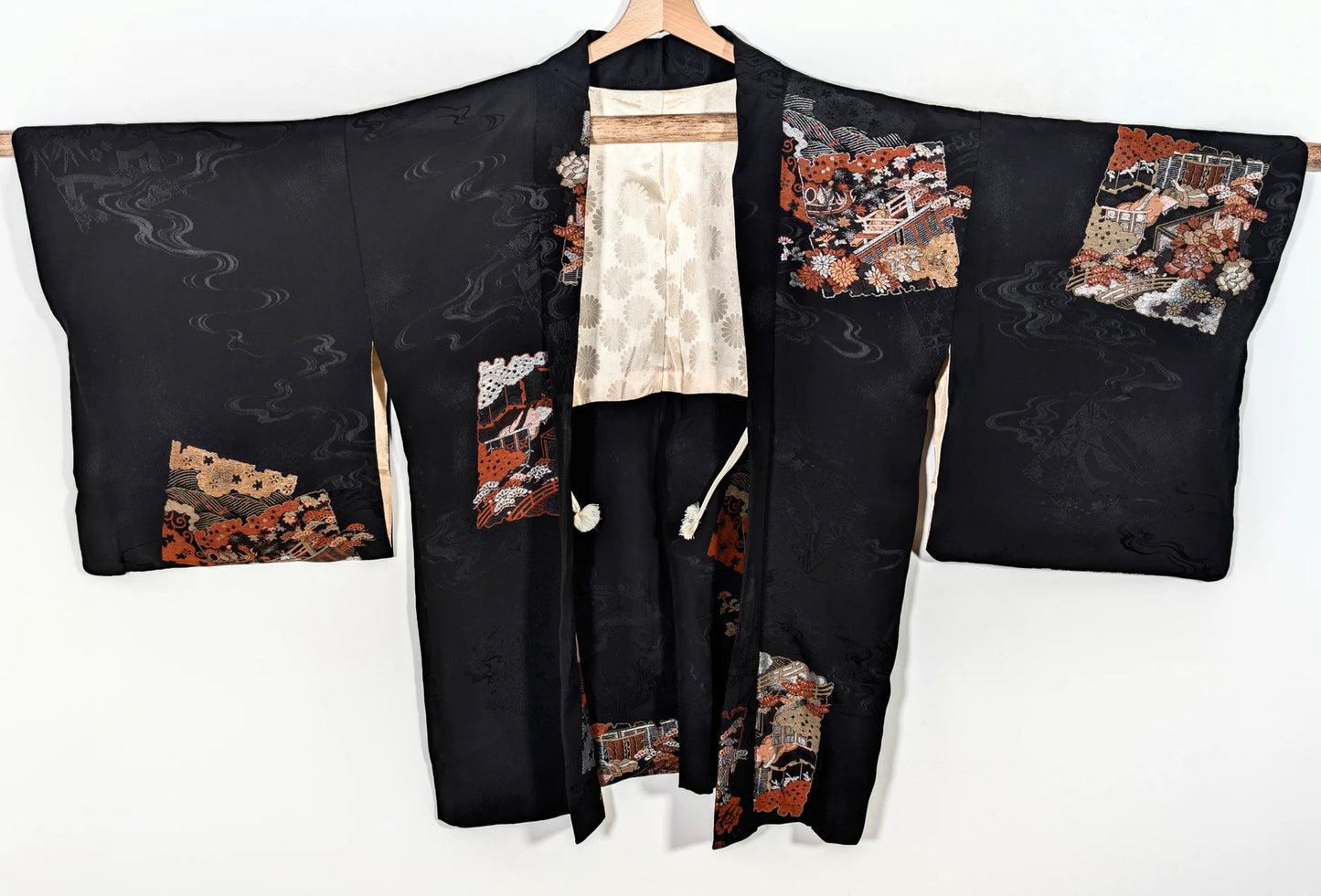 Haori noir pour femme, veste kimono traditionnelle ornée de motifs japonais brodés – vue complète – KOGEDO