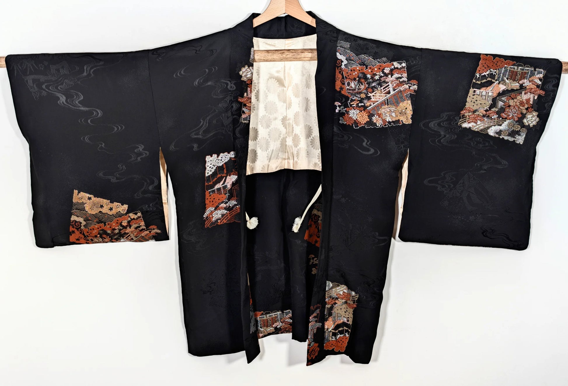 Haori noir pour femme, veste kimono traditionnelle ornée de motifs japonais brodés – vue complète – KOGEDO
