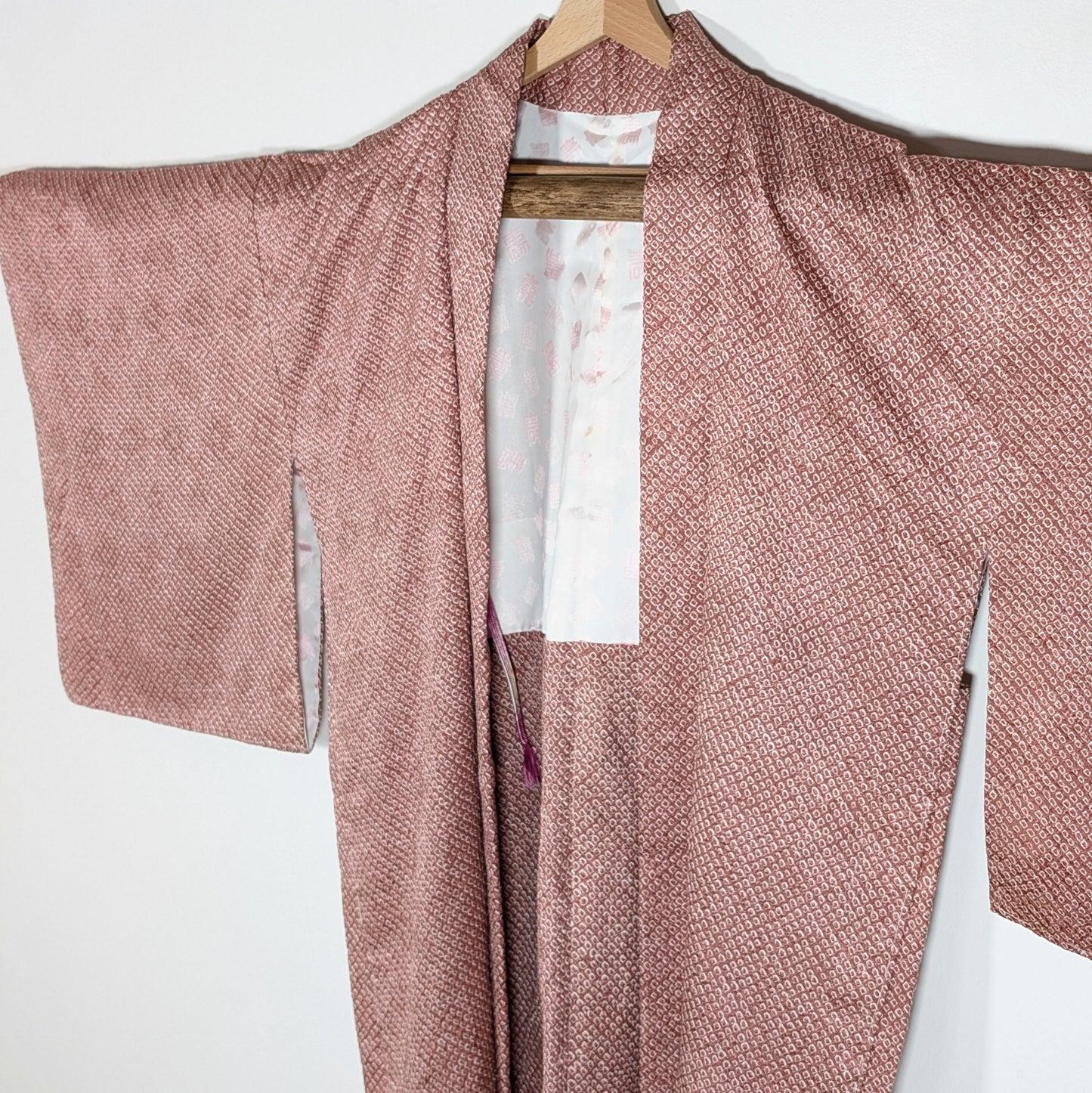 Haori vintage japonais en soie shibori lavande, détail de face avec revers et doublure intérieure
